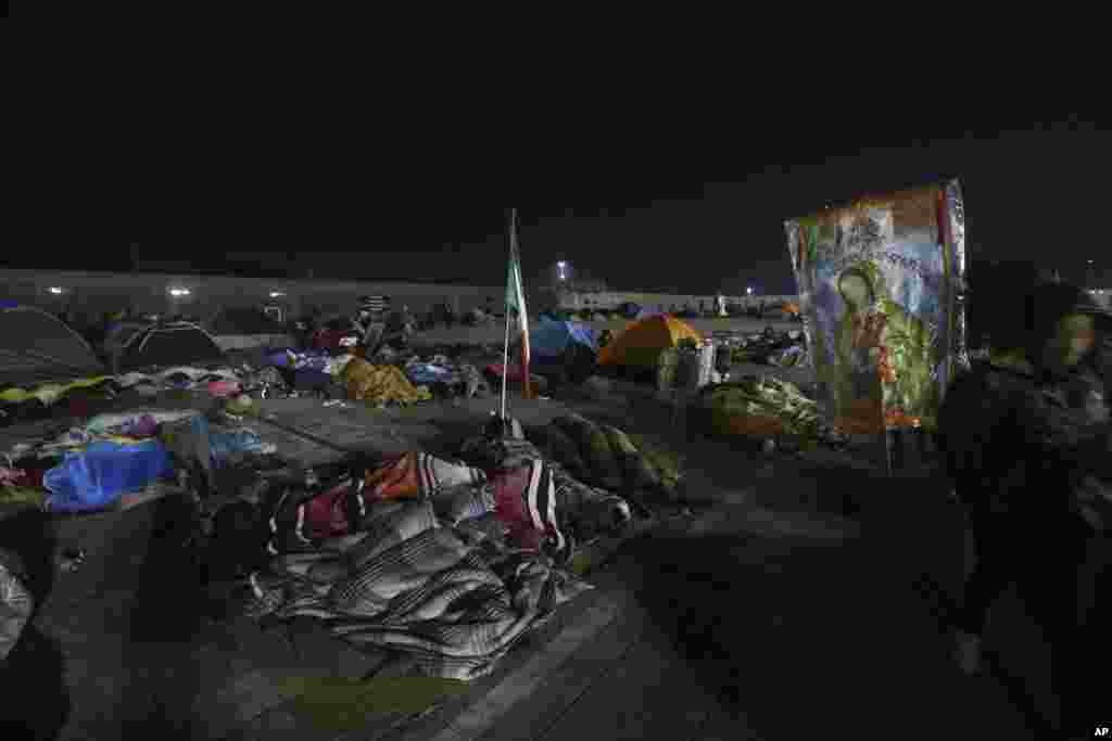 Peregrinos duermen durante la noche fuera de la Basílica de Guadalupe en la Ciudad de México, el jueves 12 de diciembre de 2019. En todo el país, los devotos de la Virgen de Guadalupe hacen una peregrinación a la Basílica en honor a su fiesta del 12 de diciembre.&nbsp;