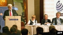 Premijer Srbije Mirko Cvetković govori na otvaranju o konferencije o pospešivanju izvoza srpskih firmi, u hotelu Hajat u Beogradu, 25. marta 2011.