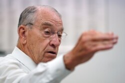 Senator Chuck Grassley berbicara dalam rapat dengan para pegawai di Professional Computer Solution, di Denison, Iowa, pada 30 Juni 2021. (AP/Charlie Neibergall)