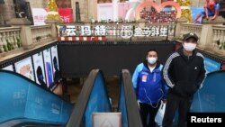  중국 후베이성 우한의 쇼핑몰에서 시민들이 마스크를 착용하고 있다. 