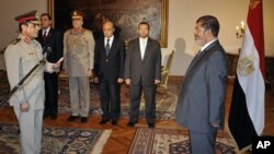 Tư lệnh quân đội Ai Cập Abdel-Fattah el-Sissi (trái) và Tổng thống Mohammed Morsi tại Cairo, tháng 8/2012.