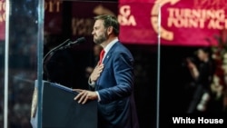 资料照片：副总统JD万斯在查理·科克追悼会上发表讲话。(2025年9月21日)