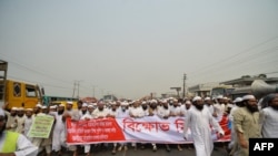 Activists of Hefazat-e Islam, a hard-line islamist group, march on the outskirts of Dhaka, March 27, 2021, a day after deadly clashes with police during a protest against Indian Prime Minister Narendra Modi's visit to Bangladesh.