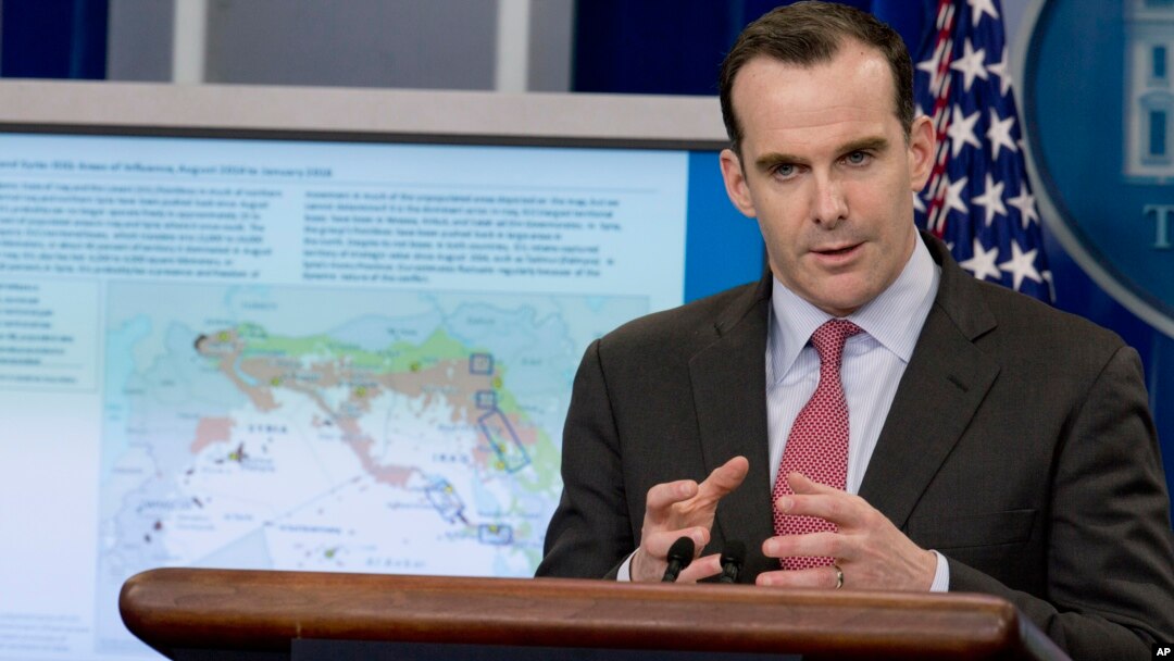 Brett Makgurk oylar davomida qamalda yashagan va Amerika madadi bilan bir yil oldin “Islomiy davlat”ning hujumlarini qaytara olgan Kobani shahrida bo’ldi.