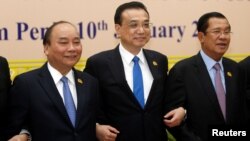 FILE- (L-R) Vietnam's Prime Minister Nguyen Xuan Phuc, Chinese Premier Li Keqiang, and Cambodia's Prime Minister Hun Sen, attend the second Mekong-Lancang Cooperation leaders meeting in Phnom Penh, Cambodia January 10, 2018.