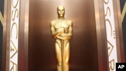 La statue des Oscars est posé dans le hall d'entrée du Dolby Theatre à Los Angeles, le 2 mars 2014.