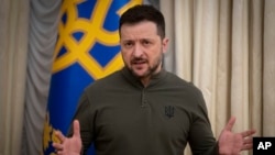 El presidente ucraniano, Volodymyr Zelenskyy, habla durante la reunión informativa con la presidenta del Banco Europeo de Inversiones, Nadia Calvino, en Kiev, el 10 de febrero de 2025.