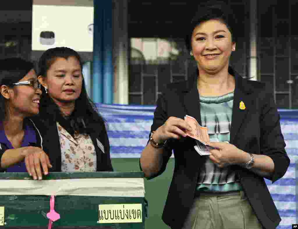 Thai Prime Minister and Pheu Thai party leader Yingluck Shinawatra poses before casting her ballot in Bangkok, Feb. 2, 2014.