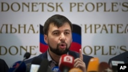 ယူကရိန်းအရှေ့ပိုင်း Donetsk ဒေသကို လွတ်လပ်ရေးကြေညာလိုက်တဲ့ ခွဲထွက်ရေး ခေါင်းဆောင် Denis Pushilin ကို သတင်းစာရှင်းလင်းပွဲမှာ တွေ့ရစဉ်။ 