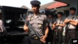 Para polisi melakukan pengawalan ketas atas Lapas Cebongan di Sleman, Yogyakarta (foto: dok). Menurut Kontras, tiga institusi yang paling sering melakukan penyiksaan adalah Polisi, TNI dan Sipir Lapas.