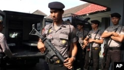 Para polisi melakukan pengawalan ketas atas Lapas Cebongan di Sleman, Yogyakarta pasca terjadinya serangan oleh beberapa orang bersenjata (23/3). (Foto: Dok)