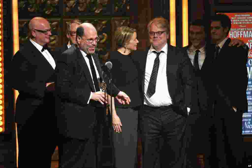 Scott Rudin, productor de &ldquo;La muerte del viajante&rdquo;, de Arthur Miller, recibe el premio a mejor reestreno en Broadway.