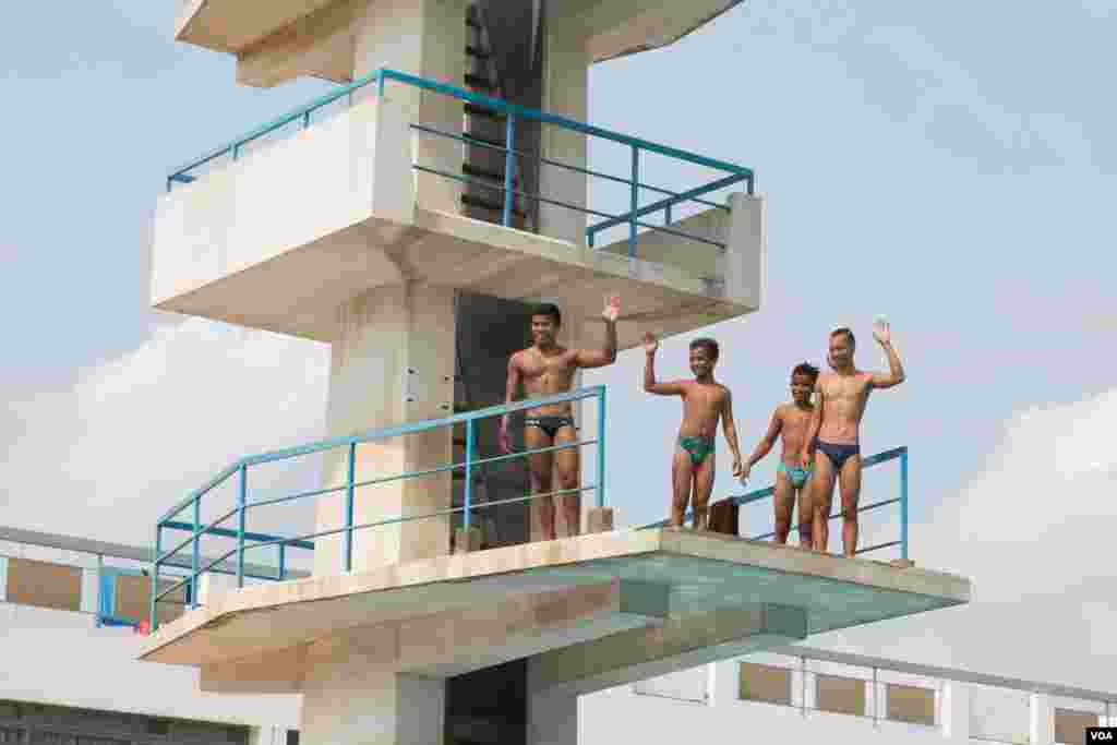 Jordan Pisey Windle​ along with young Cambodian swimmers wave to reporters, Phnom Penh, Cambodia, May 12, 2016. (Hean Socheata/VOA Khmer)