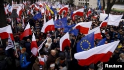 Поляки протестують проти спроб уряду встановити контроль над Конституційним трибуналом країни 