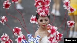 A dancer adorned with flowers performs during Taiwan's National Day celebrations in front of the Presidential Office in Taipei, October 10, 2012. 