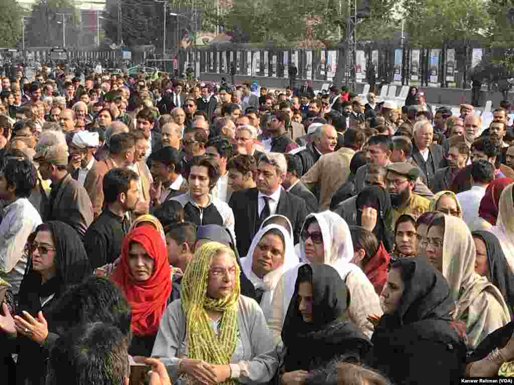 جنازہ گاہ میں خواتین کے لیے علیحدہ جگہ مختص کی گئی تھی۔