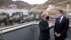 El secretario de Estado de EE. UU., Antony Blinken, habla con el director ejecutivo de Reykjavik Energy, Bjarni Bjarnason, durante una visita a la planta geotérmica Hellisheidi, en Hengill, Islandia, el 18 de mayo de 2021.