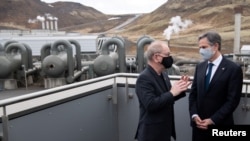 El secretario de Estado de EE. UU., Antony Blinken, habla con el director ejecutivo de Reykjavik Energy, Bjarni Bjarnason, durante una visita a la planta geotérmica Hellisheidi, en Hengill, Islandia, el 18 de mayo de 2021.