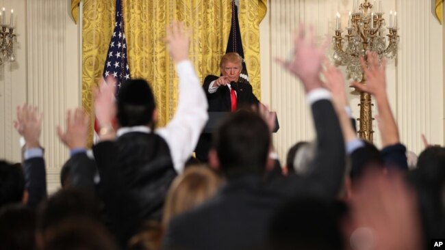Tổng thống Donald Trump trong buổi họp báo hôm 16/2, trong đó ông công kích truyền thông.