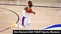 L'attaquant des Los Angeles Lakers LeBron James (23) dribble sur le terrain contre le Miami Heat, le 11 octobre 2020. (Kim Klement-USA TODAY Sports) 