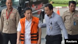 Ketua DPR Setya Novanto (kedua dari kiri) tiba di Gedung KPK, 21 November 2017. ( Antara Foto/Wahyu Putro/ via Reuters)