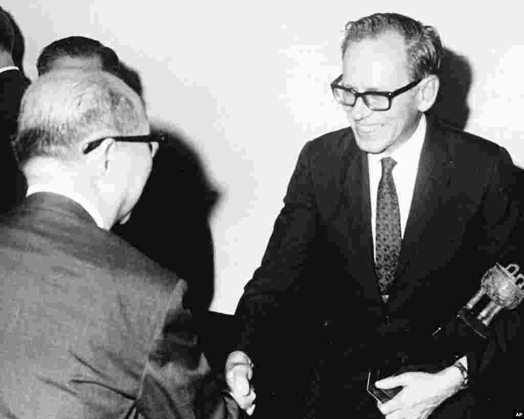 老照片回顾：美国之音中文广播70年