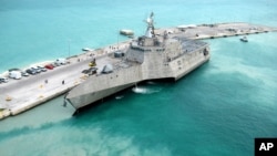 El portaviones USS Independence arriba a puerto en Key West, Florida, de camino a Norfolk , Virginia. La Fuerza Naval planear reciclar los colchones de varios portaviones para proteger el medio ambiente.
