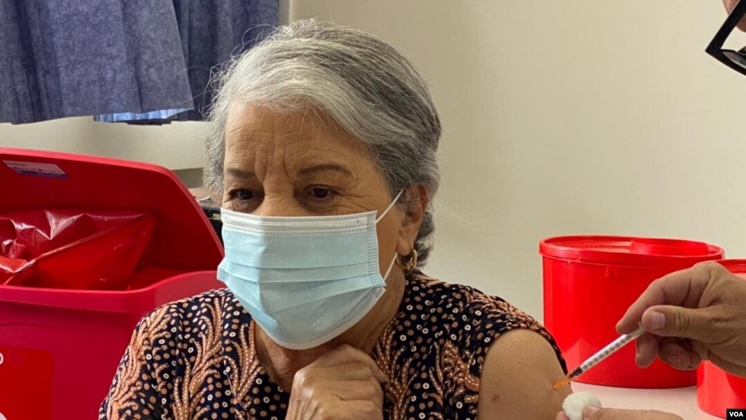 Una mujer se vacuna en un centro médico en San José, Costa Rica, el 12 de julio de 2021. [Foto: VOA/Armando Gómez]