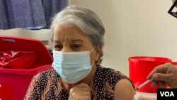 Una mujer se vacuna en un centro médico en San José, Costa Rica, el 12 de julio de 2021. [Foto: VOA/Armando Gómez]