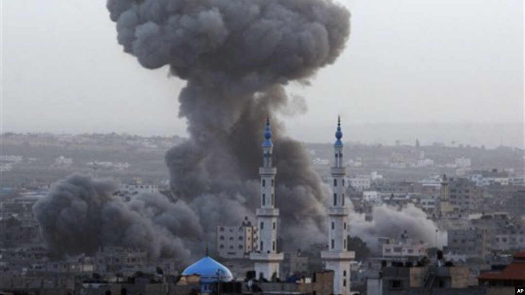Asap hitam mengepul ke udara setelah pesawat-pesawat tempur Israel menyerang kantor perdana menteri, kantor polisi, dan kediaman komandan militer, serta gudang dan terowongan penyelundupan senjata di Gaza. (foto: 11/17/2012).