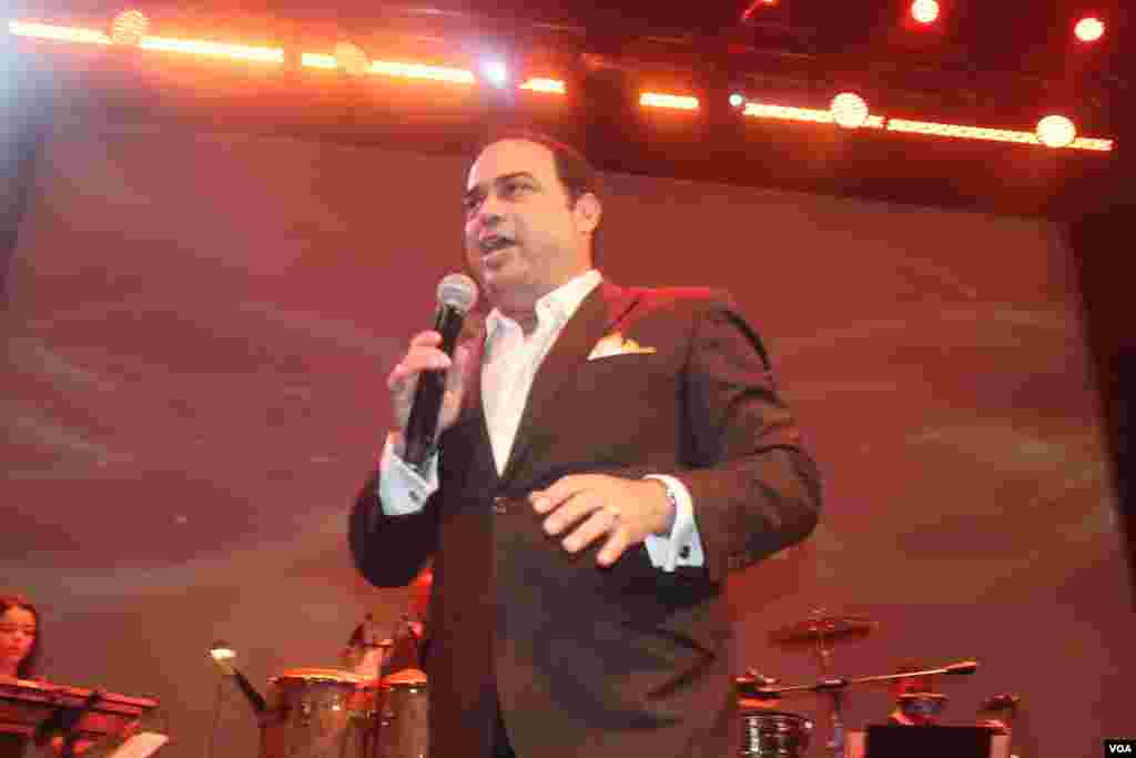 Gilberto Santa Rosa hizo gala de su nombre artístico y se mostró todo un "caballero" al bailar a ritmo de salsa sobre el escenario.
