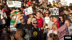 Para demonstran Spanyol melakukan unjuk rasa di Lapangan Puerta del Sol, Madrid menentang langkah reformasi ekonomi pemerintah (foto: dok).