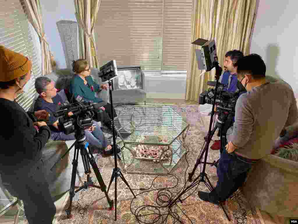 پشت صحنه فیلمبرداری مصاحبه بخش فارسی صدای آمریکا با اعضای خانواده اوین ارسلانی، هیوا مولانی، و کردیا مولانی، از جان باختگان پرواز پی اس ۷۵۲
