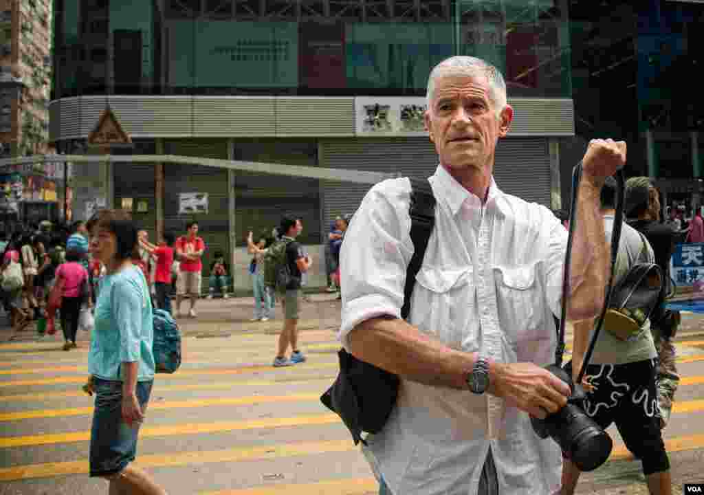 美国著名战地摄影师James Nachtwey出现在香港旺角的占中现场 (美国之音方正拍摄)