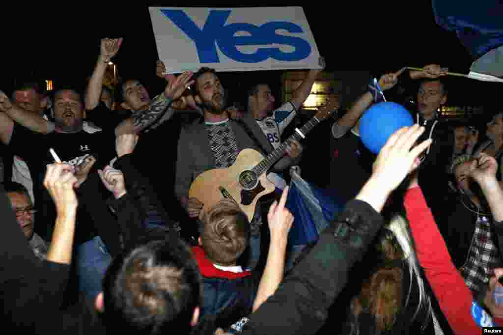 ووٹنگ کے بعد اسکاٹ لینڈ کی آزادی کے حامی بھی رات بھر گاتے بجاتے رہے۔ 