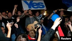 Warga Skotlandia pendukung pemisahan dari Inggris dalam kampanye di Edinburgh, 19 September 2014 (foto: dok). Mereka kini mendapat dorongan untuk melakukan referendum kedua setelah Inggris memutuskan keluar dari blok Uni Eropa. 