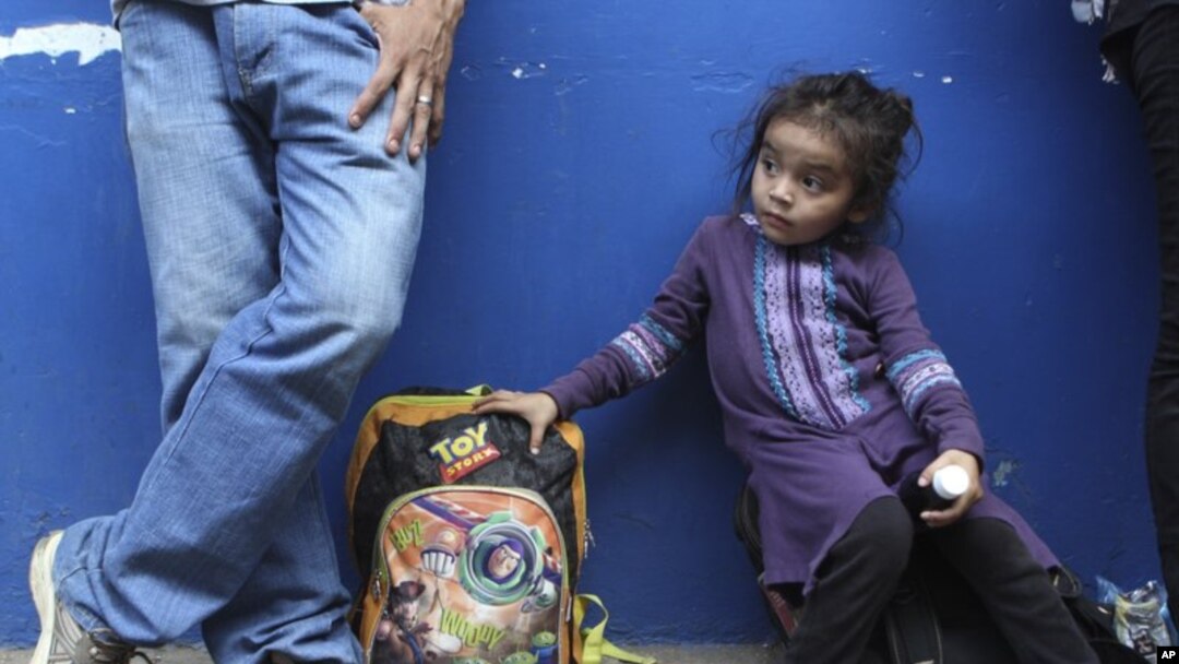 Migrantes de El Salvador esperan ser atendido por las autoridades migratorias de su país en La Hachadura, El Salvador, el 31 de octubre de 2018. 