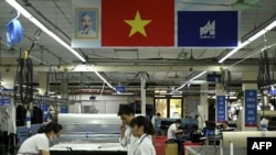 Công nhân tại một nhà máy may mặc xuất khẩu ở Hà Nội. Gần 80 hiệp hội doanh nghiệp Mỹ hối thúc Chính quyền Biden không đánh thuế lên các mặt hàng nhập khẩu từ Việt Nam, trong đó có quần áo thời trang, vì các tranh chấp thương mại giữa hai nước.