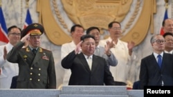 El líder norcoreano Kim Jong Un preside un desfile militar en Pyongyang junto al ministro de Defensa ruso, Sergei Shoigu (izq) y el enviado chino Li Hongzhong el 27 de julio de 2023.