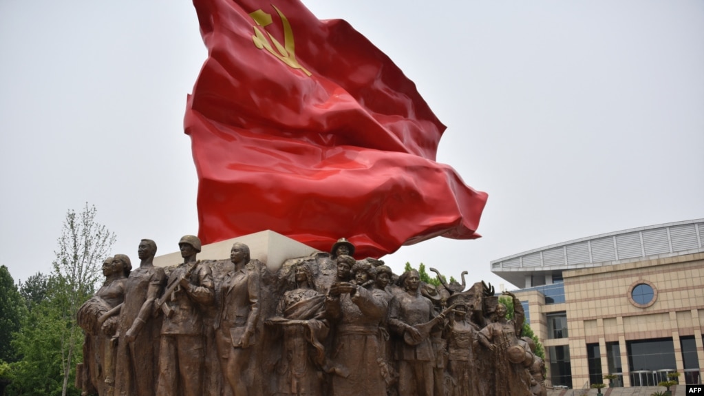位于北京的中共中央党校内的中共党旗塑像（2019年6月26日）(photo:VOA)