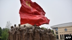 位于北京的中共中央党校内的中共党旗塑像（2019年6月26日）