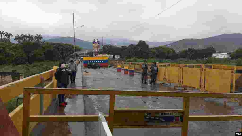 Desde horas tempranas del sábado, las autoridades colombianas cerraron el paso fronterizo con Venezuela y el puente permanecía desolado. (Foto: Hugo Echeverry)
