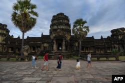 រូបឯកសារ៖ អ្នកទេសចរដើរទស្សនាក្នុងបរិវេណប្រាសាទអង្គរវត្ត ក្នុងខេត្តសៀមរាប កាលពីថ្ងៃទី២៩ ខែវិច្ឆិកា ឆ្នាំ២០២០។