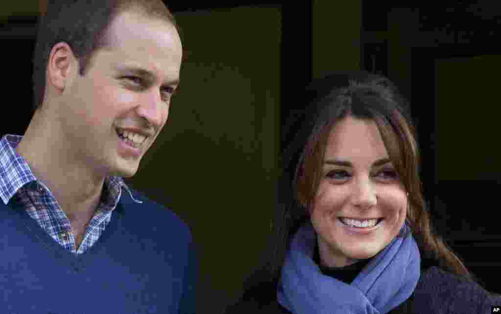 El príncipe William y su esposa Kate, la duquesa de Cambridge en una foto de archivo de diciembre de 2012, esperan su primer hijo.