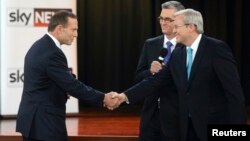 Australian Prime Minister Kevin Rudd (R) and opposition leader Tony Abbott shake hands during the People's Forum in Sydney, Aug. 28, 2013.