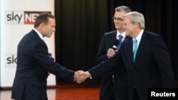 PM Australia Kevin Rudd (kanan) berjabat tangan dengan pemimpin oposisi Tony Abbott di Sydney (foto: dok). Partai Abbott diperkirakan memenangkan pemilu Australia. 