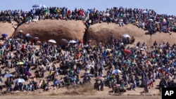 Residentes de Marikana reuniram-se para celebração do primeiro aniversário do massacre na mina de platina de Marikana, África do Sul, 16 Ago. 2013.