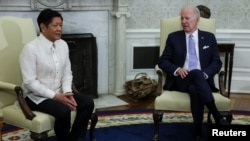 အမေရိကန်သမ္မတ ဂျိုးဘိုင်ဒန်က ဖိလစ်ပိုင်သမ္မတ ဖာဒီနန်မားကို့စ် ဂျူနီယာကို အမေရိကန်သမ္မတအိမ်ဖြူတော်မှာ တွေ့ဆုံစဥ်။ (မေ ၁၊ ၂၀၂၃)