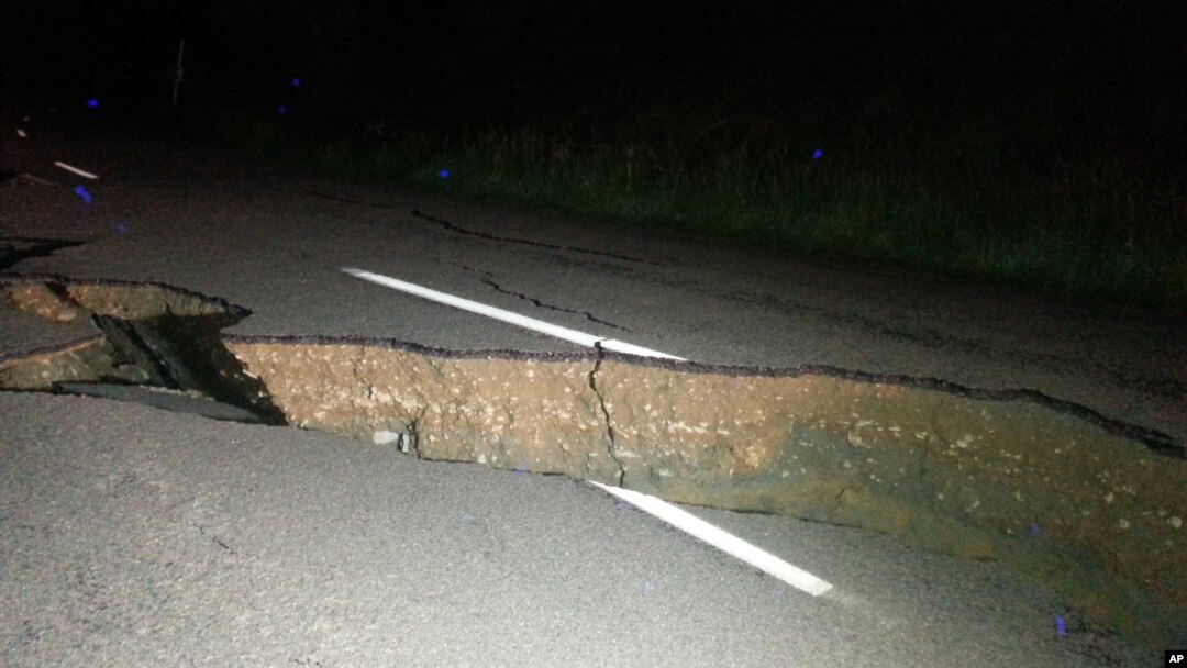 Retakan besar di jalan di Christchurch akibat gempa besar di Pulau Selatan, Selandia Baru, Senin (14/11). (AP/Joe Morgan)