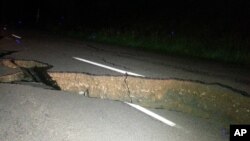 Retakan besar di jalan di Christchurch akibat gempa besar di Pulau Selatan, Selandia Baru, Senin (14/11). (AP/Joe Morgan)